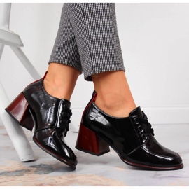 Sapatos femininos de couro em um bloco preto Filippo 1
