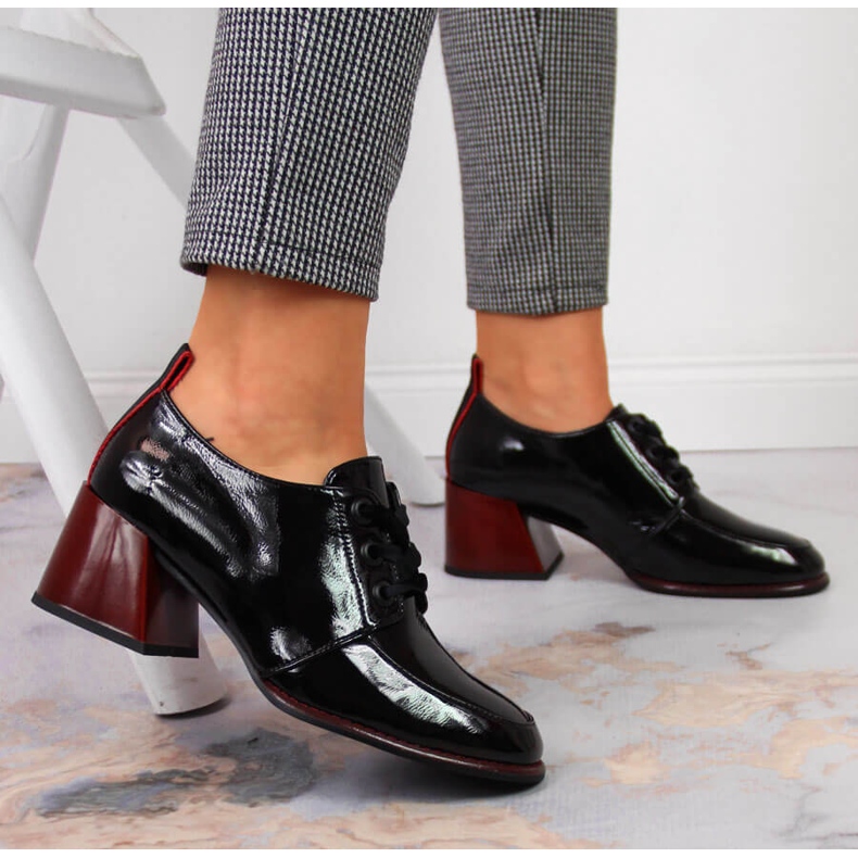 Sapatos femininos de couro em um bloco preto Filippo 2