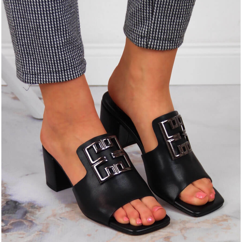 Chinelos de couro feminino no poste Filippo preto 1