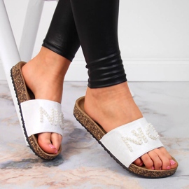 Chinelos brancos de mulher com pérolas eVento 1 Chinelos brancos de mulher com pérolas eVento 1