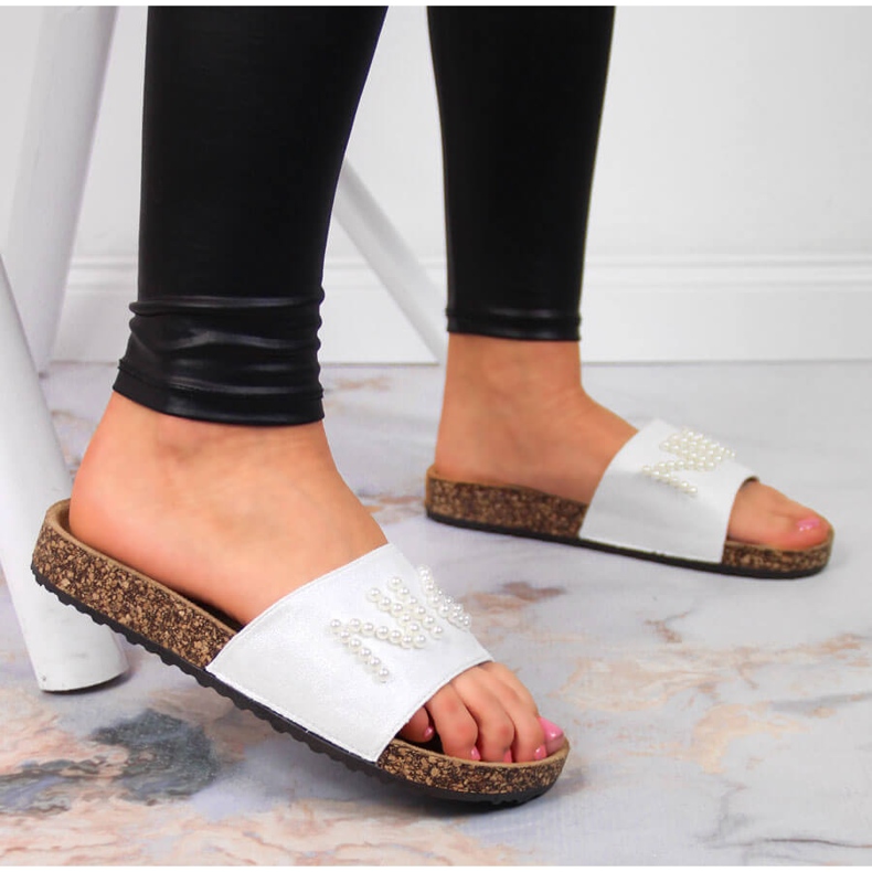 Chinelos brancos de mulher com pérolas eVento 2 Chinelos brancos de mulher com pérolas eVento 2