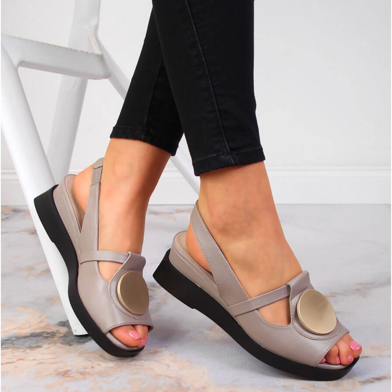 Sandálias femininas de couro com cunha Artiker taupe bege 1