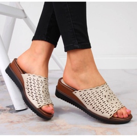 Chinelos Jezzi femininos com cunha vazada bege 1 Chinelos Jezzi femininos com cunha vazada bege 1