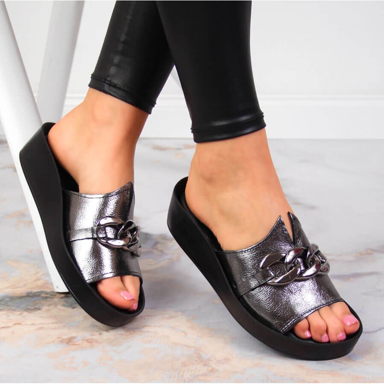 Chinelos femininos de couro com corrente prateada T.Sokolski 2