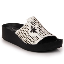 Chinelos de couro branco vazado de mulher T.Sokolski 2