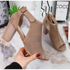 Sandálias femininas com velcro bege Sabatina 1