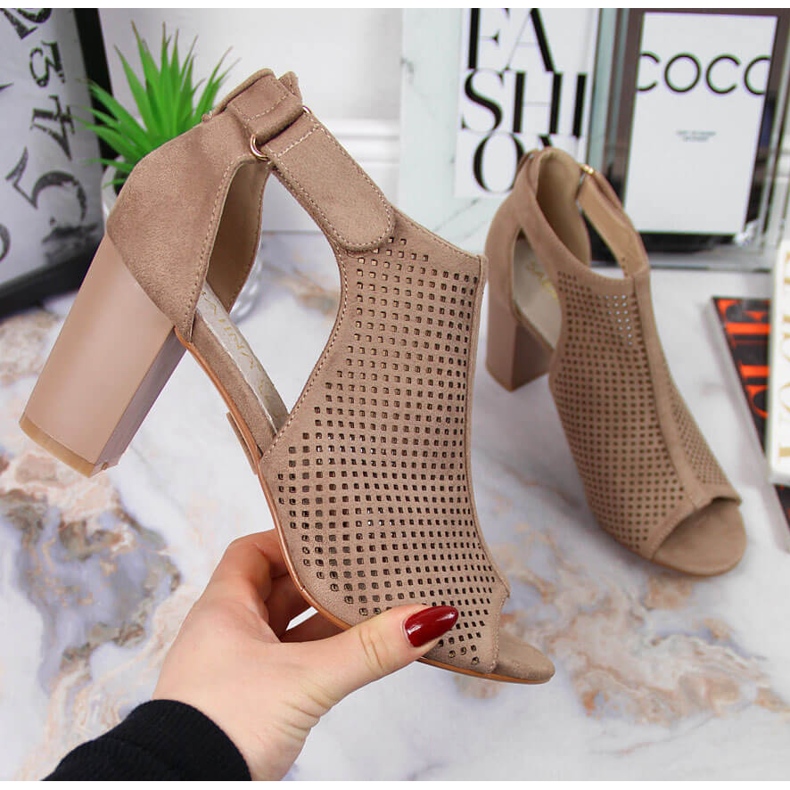 Sandálias femininas com velcro bege Sabatina 1