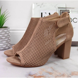 Sandálias femininas com velcro bege Sabatina 2