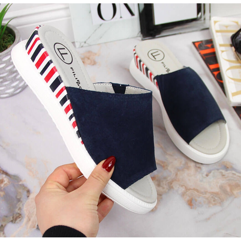 Chinelos de couro feminino em uma cunha azul marinho Filippo azul-marinho 1