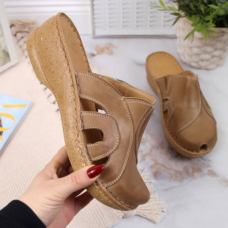 Chinelos de cunha de couro bege Łukbut 650 1 Chinelos de cunha de couro bege Łukbut 650 1