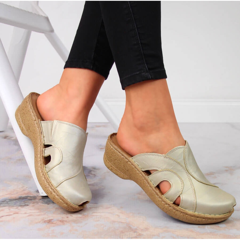 Chinelos de cunha de couro dourado Łukbut 650 1 Chinelos de cunha de couro dourado Łukbut 650 1