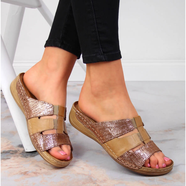 Chinelos de couro bege e dourado com elásticos Łukbut 1103 1