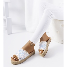 Chinelos brancos na plataforma Susanna 1