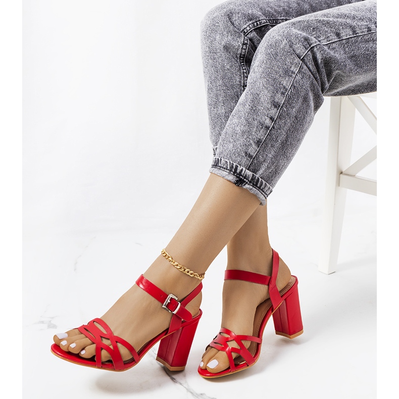 Sandálias vermelhas em um post Dolling vermelho 1