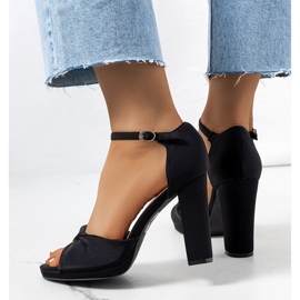 Sandálias pretas no poste Larana preto 1