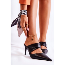 Chinelos de couro em um Aveline preto 1