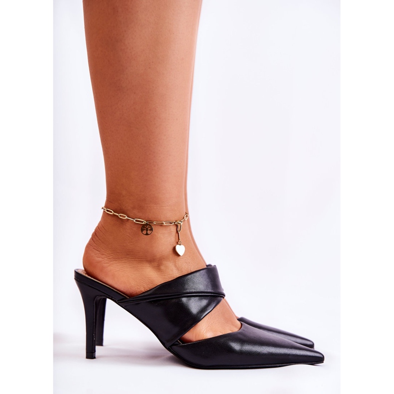 Chinelos de couro em um Aveline preto 2