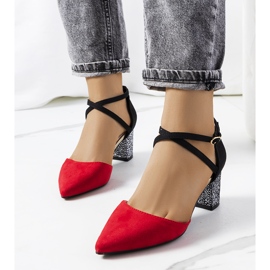 Bombas vermelhas e pretas no poste Kittie preto vermelho 1