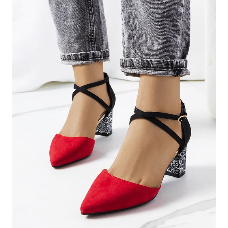 Bombas vermelhas e pretas no poste Kittie preto vermelho 1