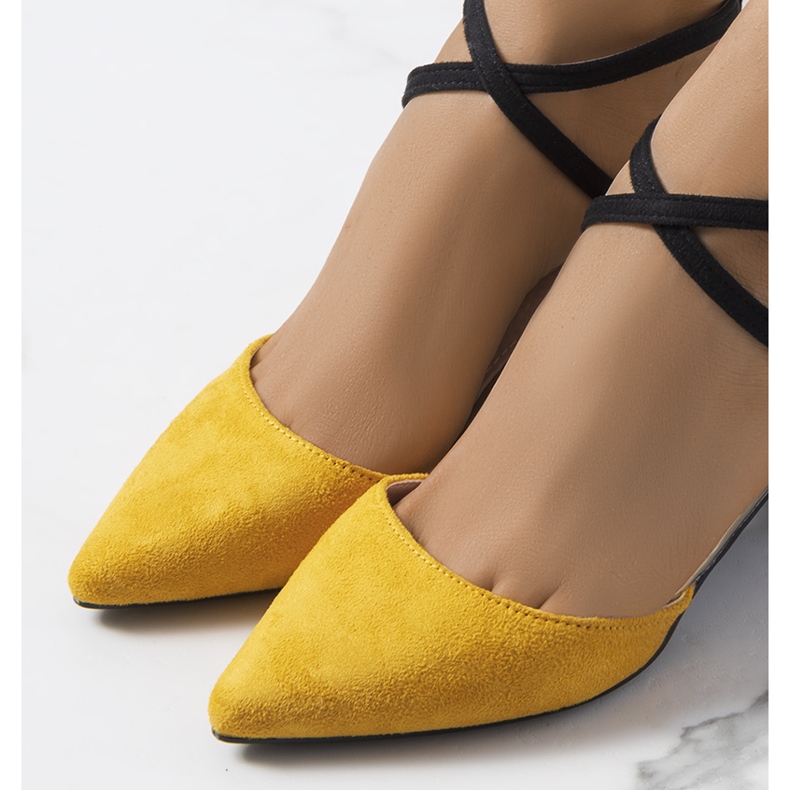 Bombas amarelas e pretas no poste Kittie preto amarelo 1