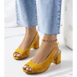 Sandálias vazadas amarelas Graco amarelo 1