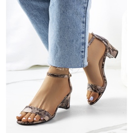 Sandália bege em poste com motivo cobra Azevedo 1