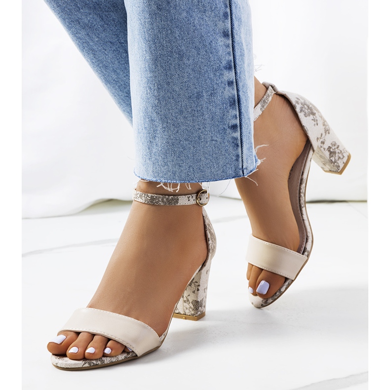 Sandálias bege em um poste Ragland 1