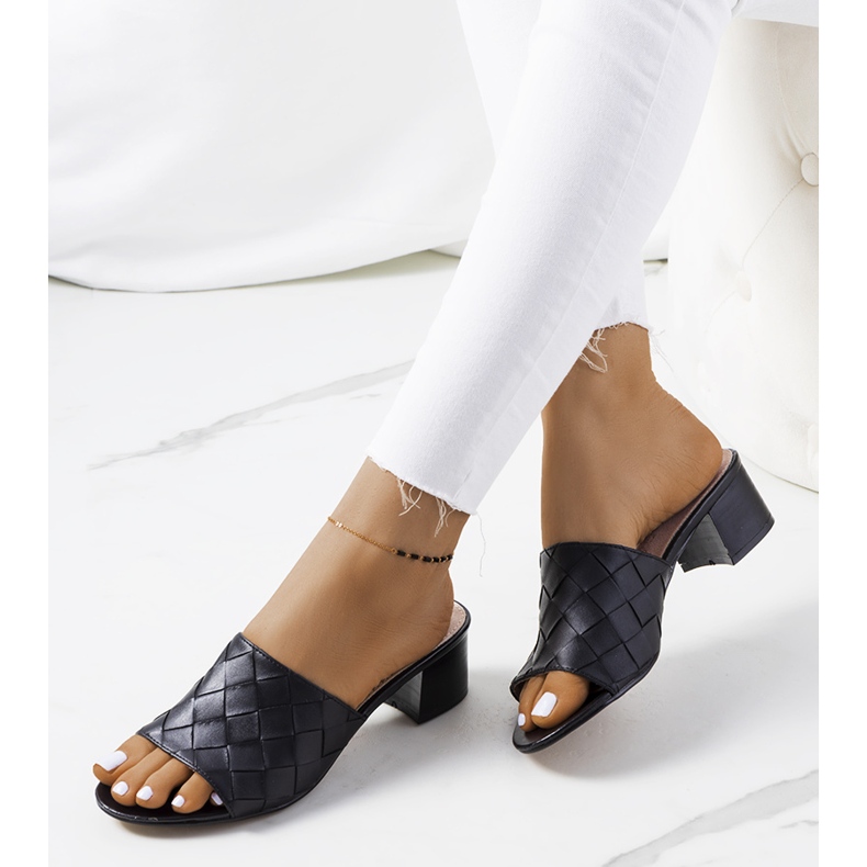 Chinelos trançados pretos no poste Svila 1