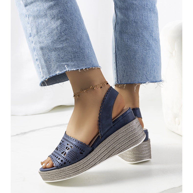 Sandálias a céu aberto azul marinho em uma Bíblia de cunha azul-marinho 2