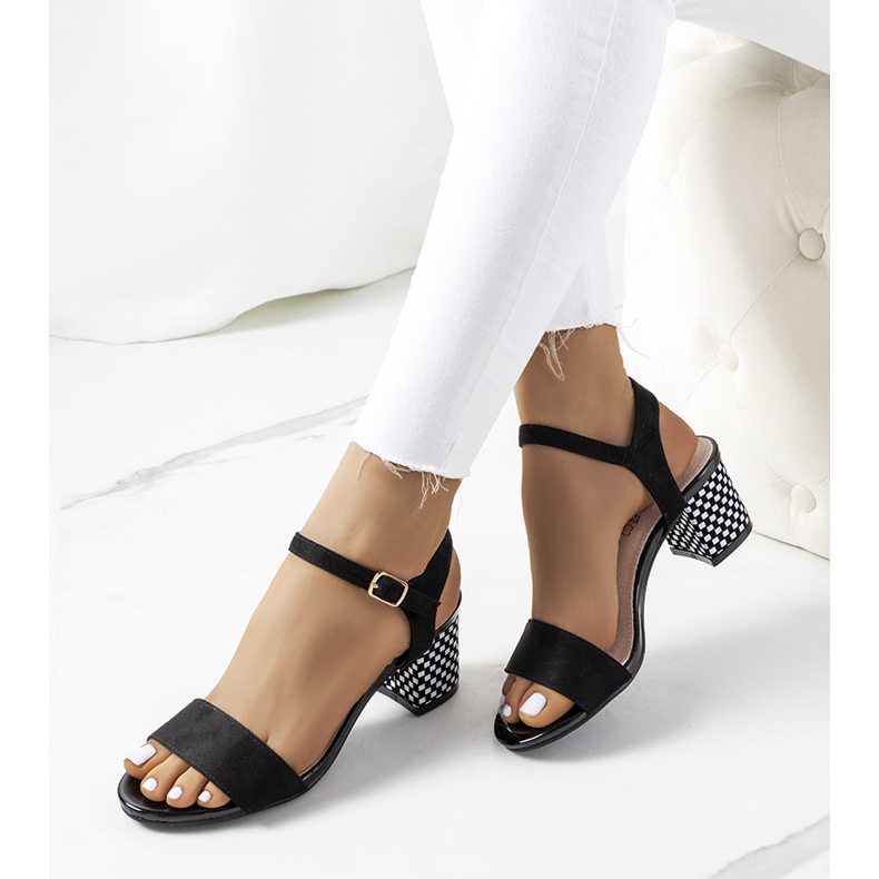 Sandálias pretas em um poste Harbin preto 1