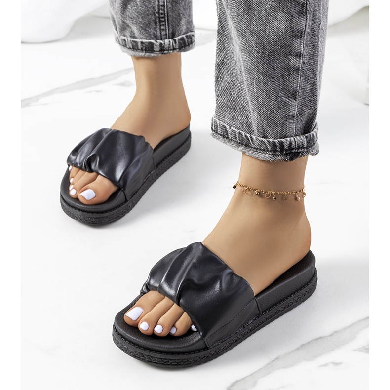 Chinelos pretos na plataforma Baldwin 1