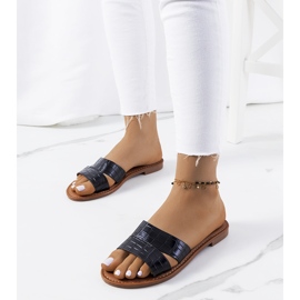 Os elegantes chinelos pretos de Mila 1