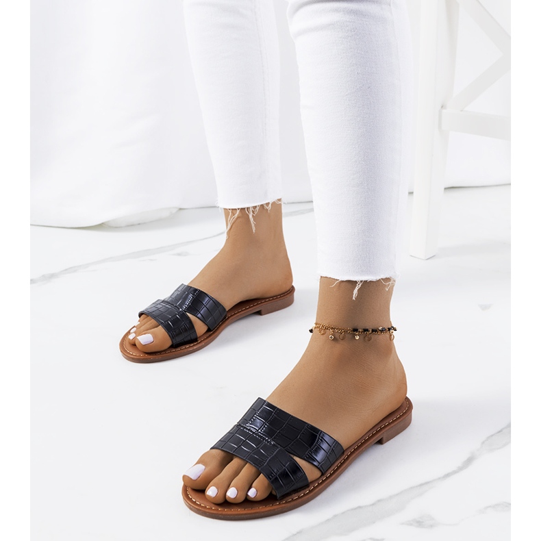 Os elegantes chinelos pretos de Mila 1