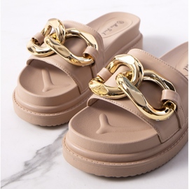 Chinelos bege na plataforma Berloz 1