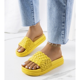 Chinelos amarelos na plataforma Kapper 1