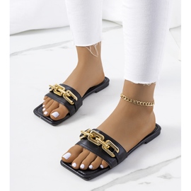 Chinelos pretos elegantes com uma corrente Cherell 1