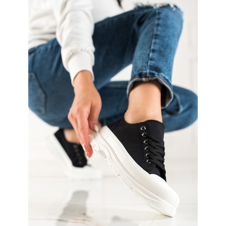 TRENDI Tênis pretos na plataforma 1