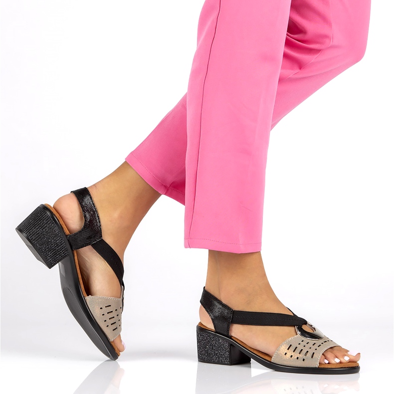 Filippo DS2308/22 Bk Go sandálias de couro com aberturas, preto e dourado 2