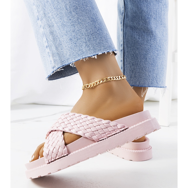 Chinelos cor de rosa na plataforma Bierings 2