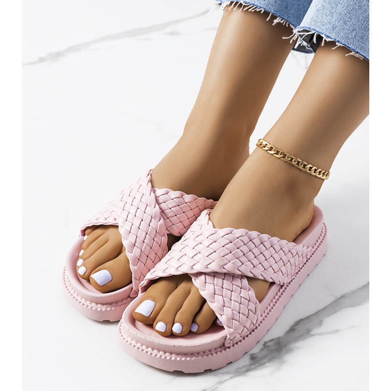 Chinelos cor de rosa na plataforma Bierings 1