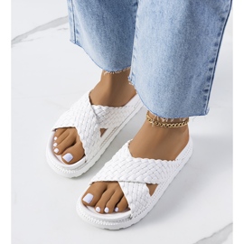 Chinelos brancos na plataforma Bierings 1