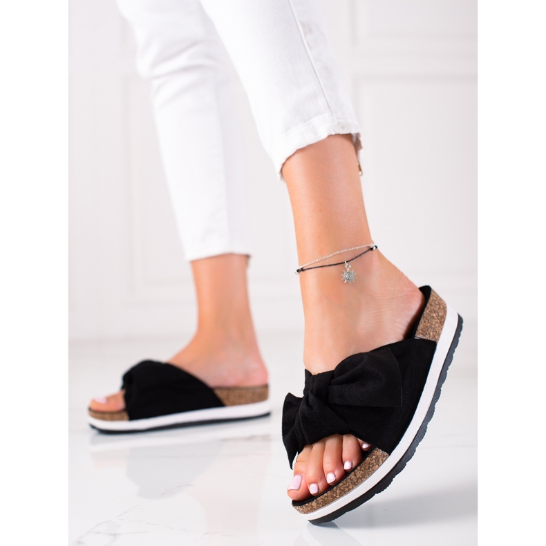 Marquiz Chinelos na plataforma com um laço preto 1