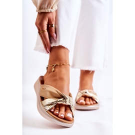 PE1 Chinelos Femininos Confortáveis ​​de Couro Bege e Dourado Neyla 1