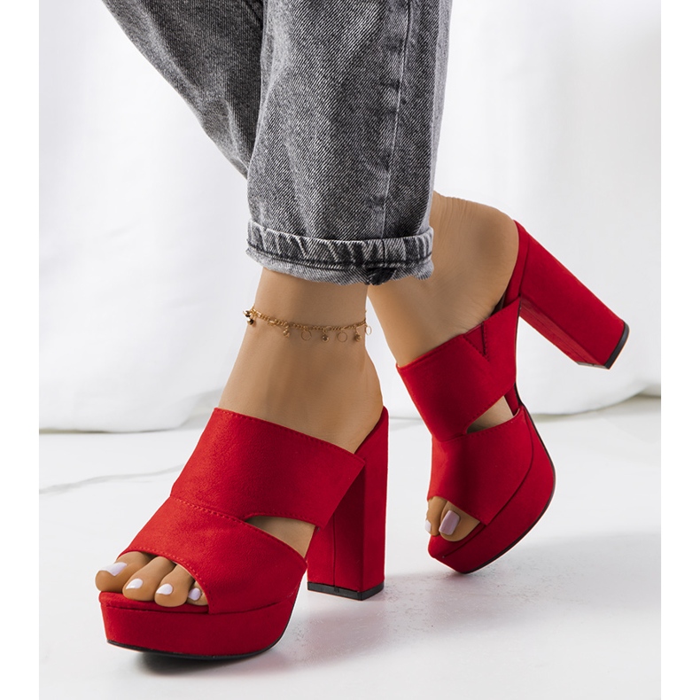 Chinelos vermelhos no poste de chifre 1