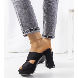 Chinelos pretos no poste de chifre 2