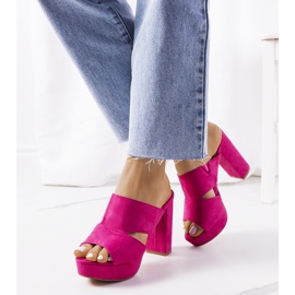 Chinelos cor de rosa no poste de chifre 1