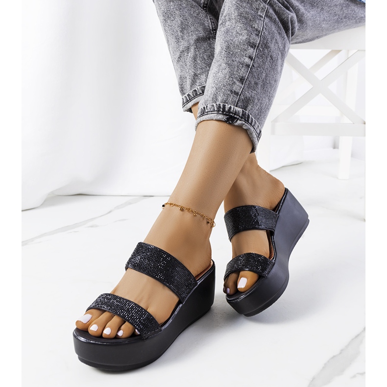 Chinelos pretos na plataforma Marlien 1