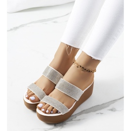 Chinelos brancos na plataforma Marlien 1