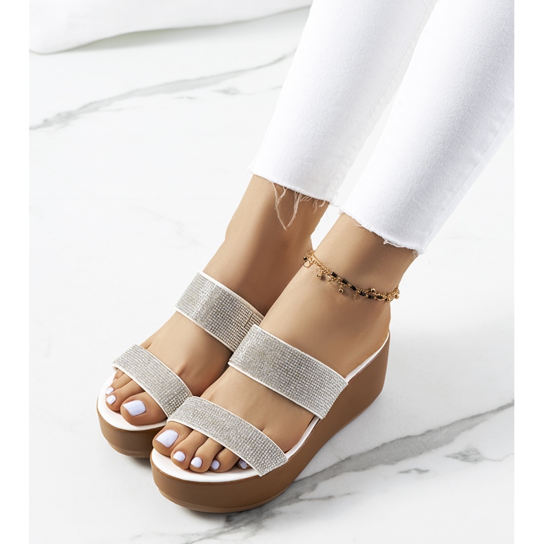 Chinelos brancos na plataforma Marlien 1