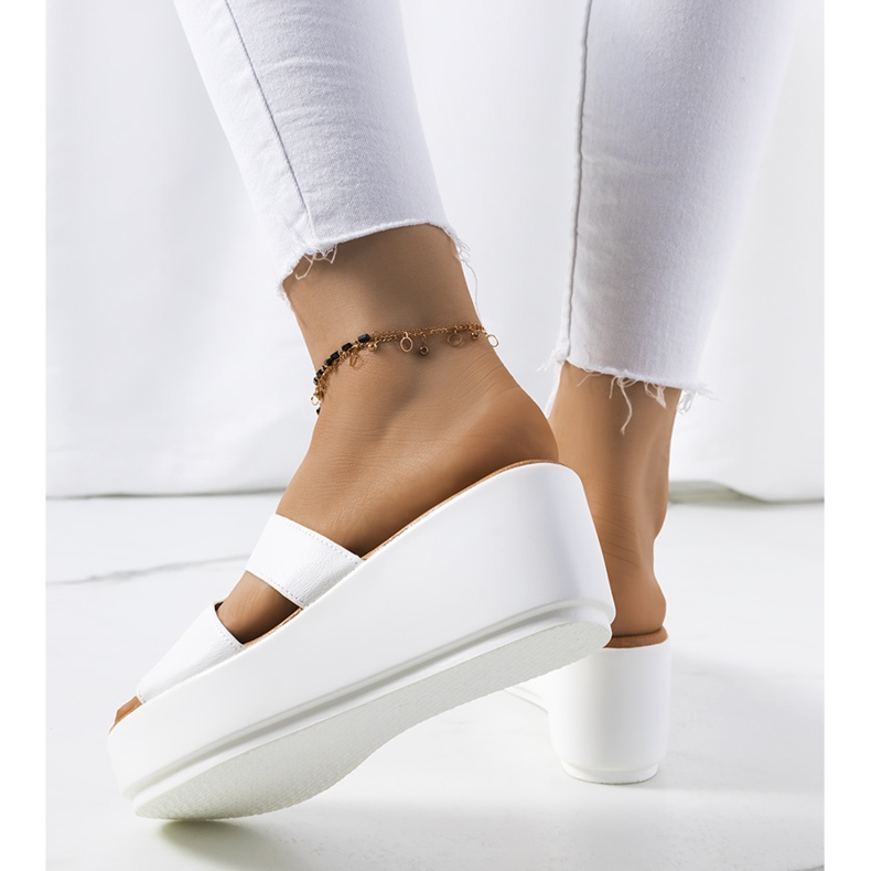 Chinelos brancos na plataforma Duffel 1